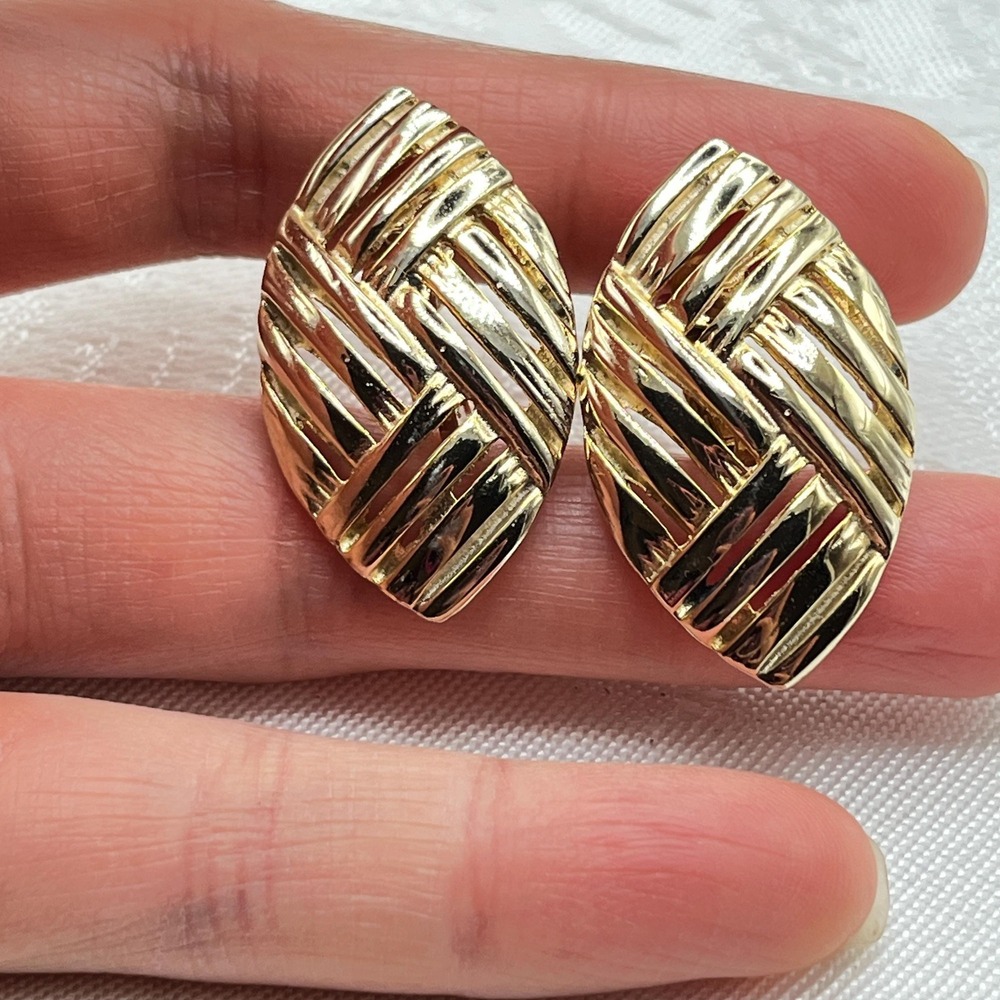 Vintage Gold Tone Classic 80s 90s Lattice Woven Almond-Shaped Clip-On Earrings - Picture 3 of 7